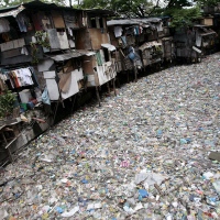 Une rivière de déchets